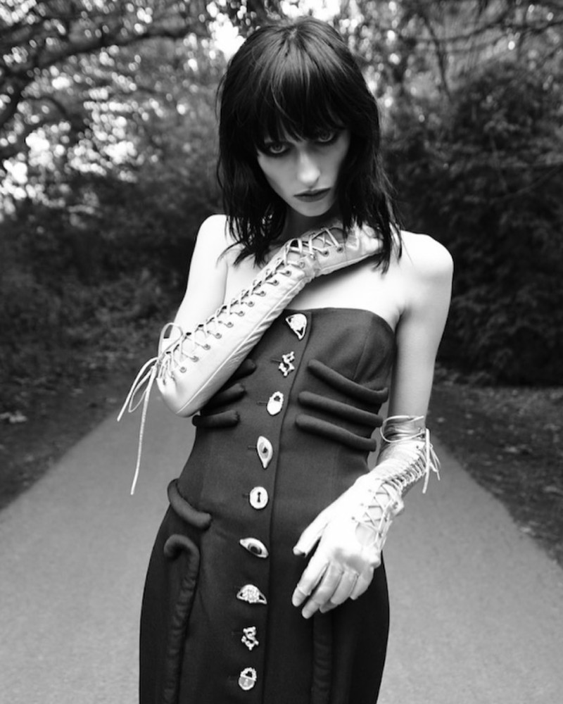 MANUSI LUNGI FARA DEGETE